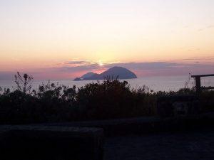 belvedere-tramonto-sfondo-filicudi